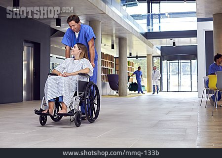 
                Krankenhaus, Patientin, Rollstuhl, Krankenpfleger                   