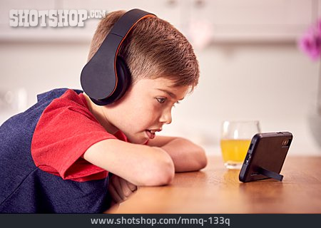 
                Junge, Zuhause, Kopfhörer, Online, Smartphone                   