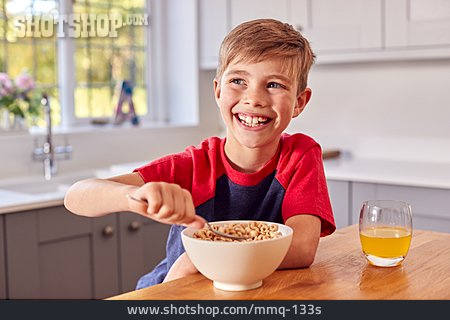 
                Junge, Lächeln, Essen, Zuhause, Frühstück, Müsli                   