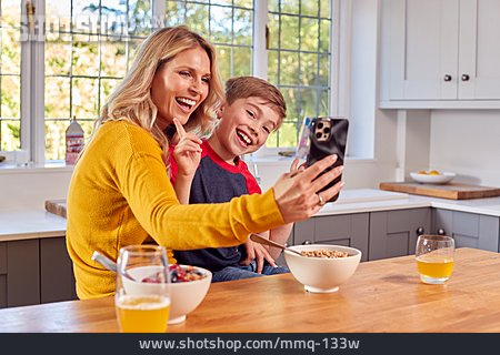 
                Mutter, Glücklich, Zuhause, Sohn, Selfie, Videocall                   