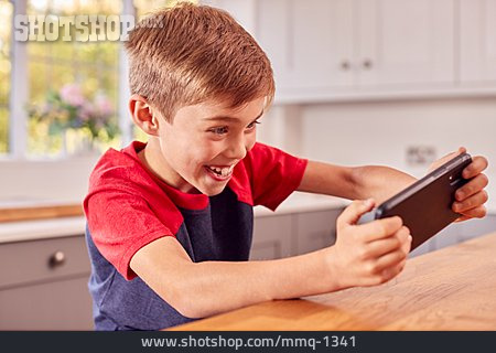 
                Junge, Zuhause, Aufgeregt, Smartphone, Computerspiel                   