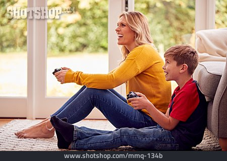 
                Mutter, Lächeln, Kindheit, Sohn, Computerspiel                   