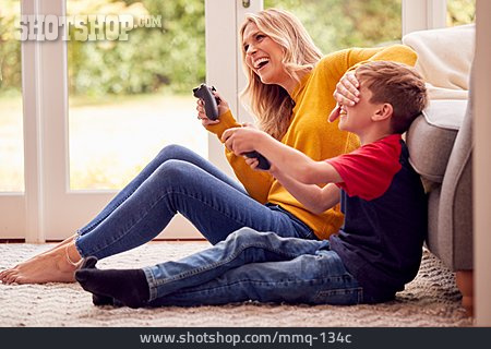 
                Mutter, Spaß, Sohn, Computerspiel, Augen Zuhalten                   