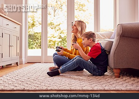 
                Mutter, Zuhause, Spielen, Sohn, Computerspiel                   