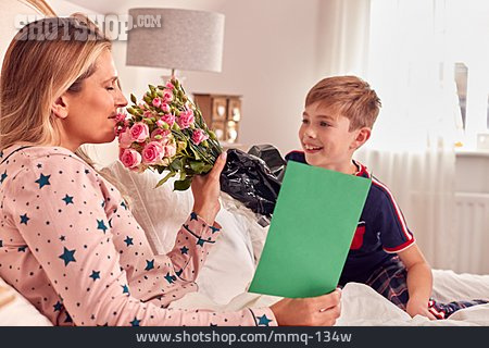 
                Mutter, Glücklich, Blumenstrauß, Muttertag, Sohn                   