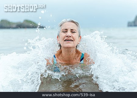 
                Seniorin, Meer, Schwimmen, Baden                   