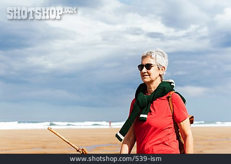 
                Strandspaziergang, Sportlich, Aktive Seniorin                   