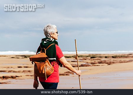 
                Strandspaziergang, Wanderung, Aktive Seniorin                   