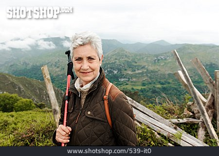 
                Wanderstock, Bergwanderung, Aktive Seniorin                   
