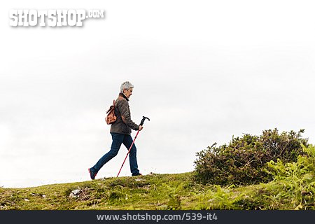 
                Wanderung, Wanderin, Aktive Seniorin                   