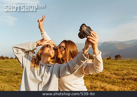 
                Fotografieren, Freundinnen, Selfie                   