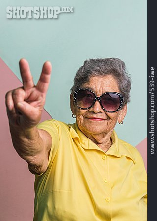 
                Cool, Victory-zeichen, Aktive Seniorin                   
