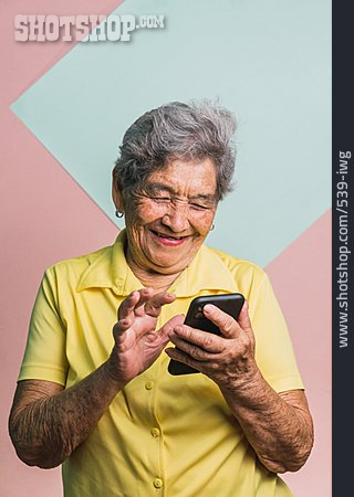 
                Modern, Online, Smartphone, Aktive Seniorin                   