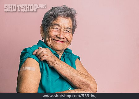 
                Seniorin, Schutzimpfung, Corona, Geimpft                   
