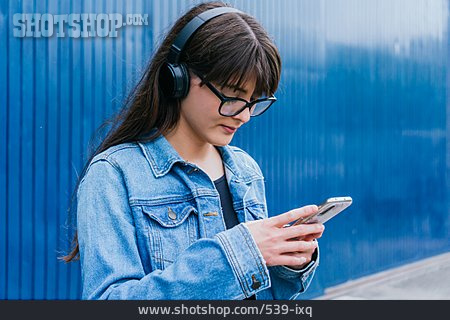 
                Junge Frau, Mobile Kommunikation, Smartphone                   