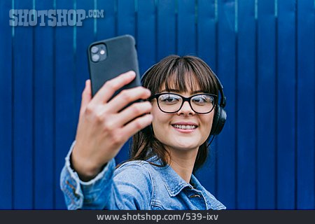 
                Junge Frau, Smartphone, Selbstportrait, Selfie                   