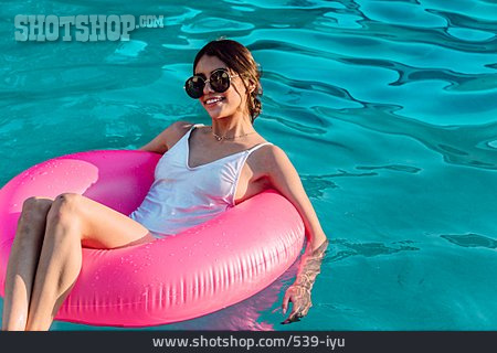 
                Junge Frau, Entspannung, Pool, Sommerurlaub                   
