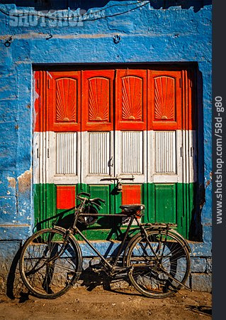 
                Wohnhaus, Fahrrad, Indien                   