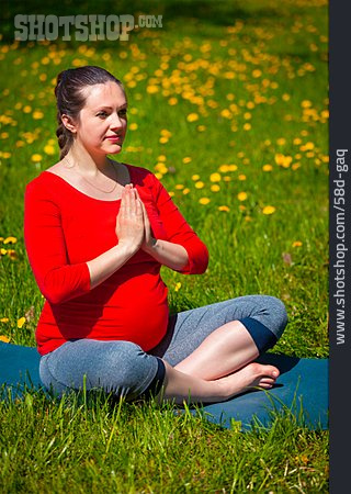 
                Frau, Schwangerschaft, Namaste, Meditieren                   