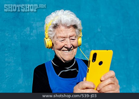 
                Aktiver Senior, Smartphone, Junggeblieben, Musik Hören                   