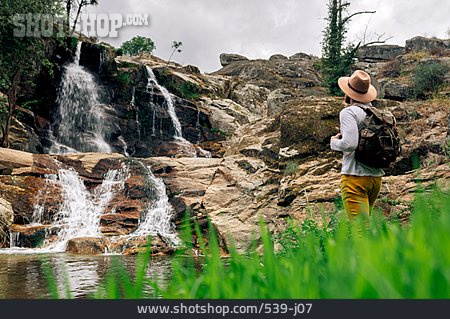 
                Wasserfall, Wanderer, Naturerlebnis                   