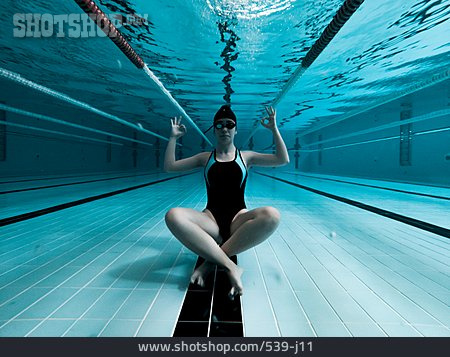 
                Unterwasser, Schwimmbecken, Sportlerin                   