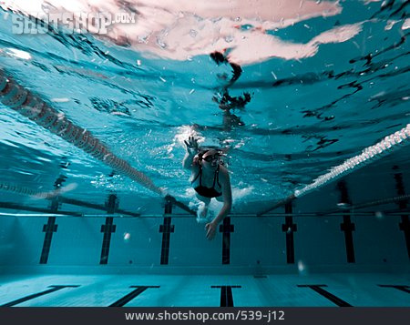 
                Unterwasser, Schwimmen, Schwimmerin                   
