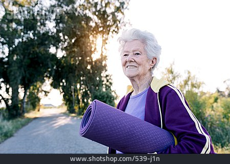 
                Yogamatte, Frühsport, Aktive Seniorin                   