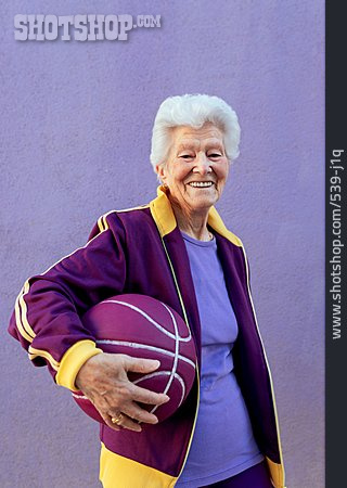 
                Sportlich, Basketball, Agil, Aktive Seniorin                   