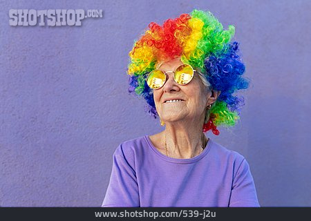 
                Farbenfroh, Verkleidet, Junggeblieben, Aktive Seniorin                   