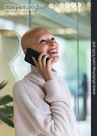 
                Telefonieren, Erkrankung, Haarausfall, Alopecia Universalis                   