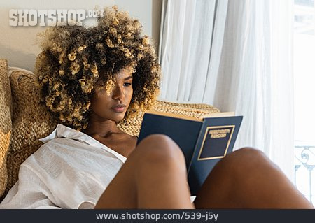 
                Junge Frau, Zuhause, Lesen                   