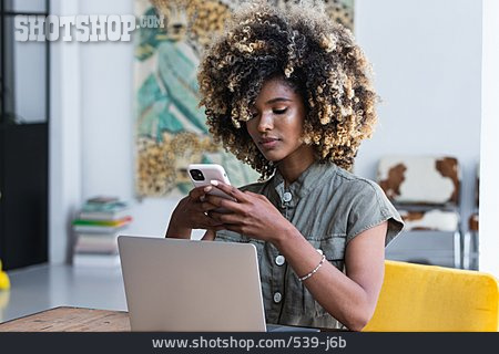 
                Junge Frau, Mobile Kommunikation, Afrolook                   