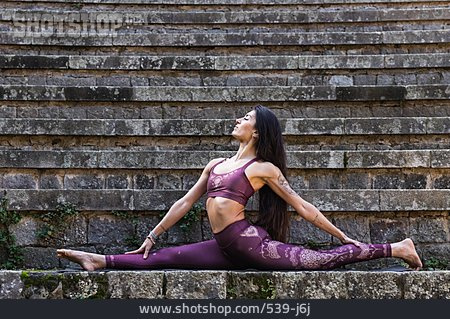 
                Junge Frau, Spagat, Yoga, Gymnastik                   