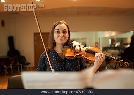 
                Porträt, Musikerin, Geigenspielerin                   