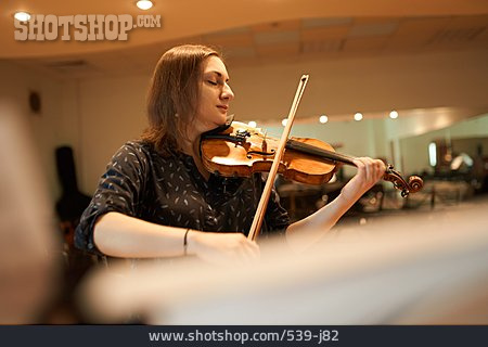
                Hingabe, Musikerin, Geigenspielerin                   