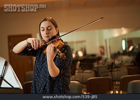 
                Konzentration, Violinistin, Geigenspiel                   