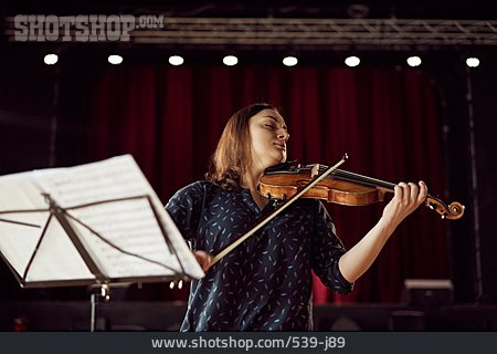 
                Musikerin, Violinistin, Geigenspiel                   