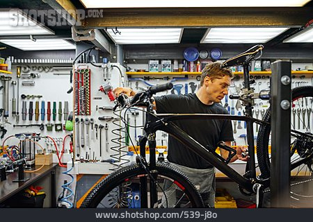 
                Fahrradwerkstatt, Fahrradmechaniker                   