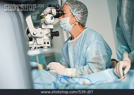 
                Chirurgin, Augenoperation, Op-mikroskop                   