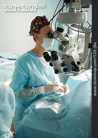 
                Chirurgin, Augenoperation, Op-mikroskop                   