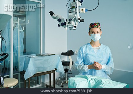 
                Chirurgin, Operationssaal, Augenchirurgie                   