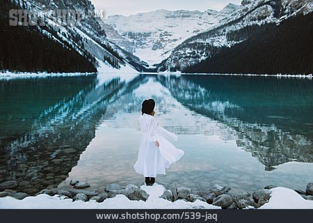 
                Junge Frau, Ufer, Banff-nationalpark, Lake Louise                   
