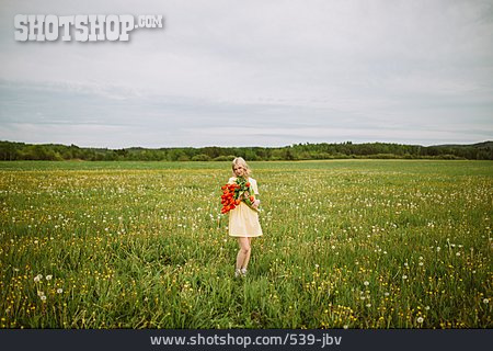 
                Junge Frau, Blumenstrauß, Tulpenstrauß                   