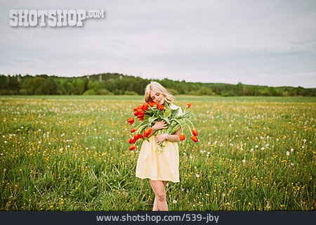 
                Junge Frau, Blumenstrauß, Verträumt, Romantisch                   