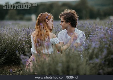 
                Paar, Zärtlichkeit, Romantisch, Lavendelfeld                   