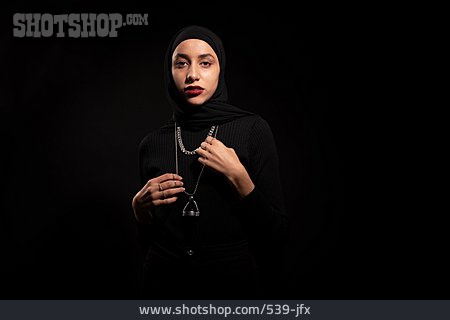 
                Mode, Schmuck, Muslimin                   
