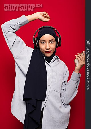 
                Kopfhörer, Kopftuch, Muslimin, Musik Hören                   