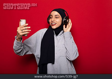 
                Mobile Kommunikation, Muslimin, Musik Hören, Hidschab                   