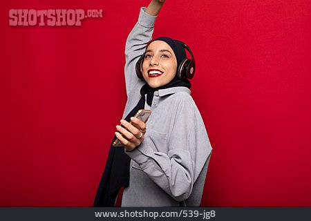 
                Tanzen, Muslimin, Musik Hören, Hidschab                   